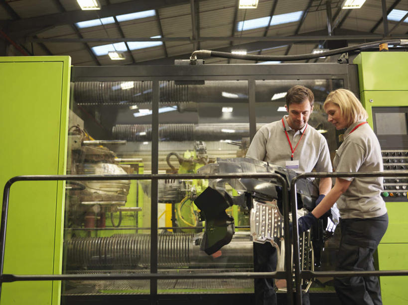 西方人,两个人,伙伴,朋友,工厂,栏杆,站,横图,室内,白天,正面,工作服,制服,友谊,合作,团队,机器,照明,欧洲,欧洲人,握,围栏,灯光,拿,拿着,注视,护栏,顶灯,灯,灯具,低头,观察,看,站着,机械,战略,握着,观看,照亮,察看,照明设备,关注,联合,合谋,垂头,工作制服,配合,协作,男人,男性,女人,女性,中年男性,中年女性,白种人,站立,彩图,全身,工作套服,工地,制造厂