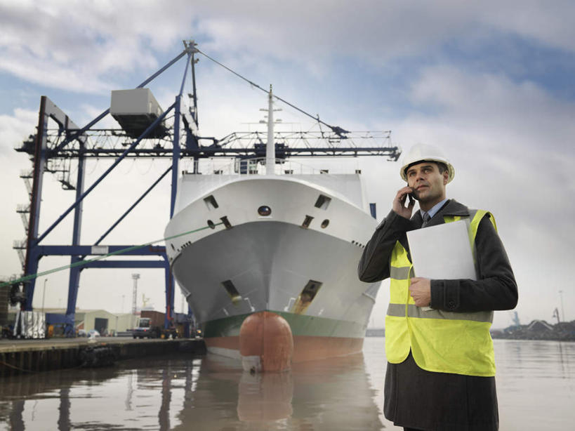 西方人,一个人,码头,站,抱,打电话,横图,室外,白天,仰视,工作服,制服,技术,海浪,海洋,港口,建筑,船,电话,帽子,手机,欧洲,欧洲人,仅一个男性,仅一个人,仅一个中年男性,握,阴影,光线,材料,档案,头盔,文件,影子,浪花,云,云朵,拿,云彩,拿着,注视,设备,通讯设备,施工,一个,蓝色,白云,蓝天,天空,阳光,海水,安全帽,资料,交通工具,天,观察,看,站着,机械,起重机,握着,晴朗,单个,抱着,观看,工程,察看,搂着,关注,载具,文档,货船,海景,一顶,工作制服,交流,男人,男性,中年男性,白种人,大海,风浪,海,海水的波动,近岸浪,涌浪,晴空,沟通,搂,搂抱,通话,站立,半身,彩图,低角度拍摄,工作套服,摆渡口,埠头,渡口,渡头,港湾,海港,货运码头,口岸,商港,商船,安全服,反光背心,反光服,反光衣