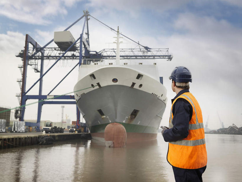 西方人,一个人,码头,站,横图,室外,白天,仰视,工作服,制服,技术,海浪,海洋,港口,建筑,船,帽子,欧洲,欧洲人,仅一个男性,仅一个人,仅一个中年男性,握,阴影,光线,头盔,影子,浪花,云,云朵,云彩,扭头,注视,设备,施工,蓝色,白云,蓝天,天空,阳光,海水,安全帽,交通工具,天,观察,看,站着,转头,机械,起重机,握着,晴朗,观看,工程,察看,关注,载具,货船,海景,一顶,工作制服,男人,男性,中年男性,白种人,大海,风浪,海,海水的波动,近岸浪,涌浪,晴空,站立,半身,彩图,低角度拍摄,工作套服,摆渡口,埠头,渡口,渡头,港湾,海港,货运码头,口岸,商港,商船,安全服,反光背心,反光服,反光衣