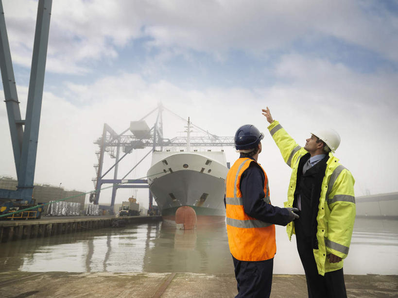 西方人,两个人,伙伴,朋友,码头,站,举,横图,室外,白天,仰视,工作服,制服,友谊,合作,团队,技术,海浪,海洋,港口,建筑,船,帽子,欧洲,欧洲人,两顶,阴影,光线,头盔,影子,浪花,云,云朵,云彩,扭头,注视,设备,施工,蓝色,白云,蓝天,天空,阳光,海水,安全帽,交通工具,天,观察,看,托,站着,转头,机械,起重机,战略,晴朗,观看,工程,察看,关注,载具,货船,海景,联合,合谋,工作制服,配合,协作,男人,男性,中年男性,白种人,大海,风浪,海,海水的波动,近岸浪,涌浪,晴空,举起,举手,举着,抬头,向上举,向上伸,向上托,仰头,站立,半身,彩图,低角度拍摄,工作套服,摆渡口,埠头,渡口,渡头,港湾,海港,货运码头,口岸,商港,商船,安全服,反光背心,反光服,反光衣