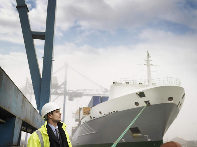 西方人,一个人,码头,站,横图,室外,白天,仰视,工作服,制服,技术,海浪,海洋,港口,建筑,船,帽子,欧洲,欧洲人,仅一个男性,仅一个人,仅一个中年男性,阴影,光线,头盔,影子,浪花,云,云朵,云彩,扭头,注视,设备,施工,蓝色,白云,蓝天,天空,阳光,海水,安全帽,交通工具,天,观察,看,站着,转头,机械,起重机,晴朗,观看,工程,察看,关注,载具,货船,海景,一顶,工作制服,男人,男性,中年男性,白种人,大海,风浪,海,海水的波动,近岸浪,涌浪,晴空,站立,半身,彩图,低角度拍摄,工作套服,摆渡口,埠头,渡口,渡头,港湾,海港,货运码头,口岸,商港,商船,安全服,反光背心,反光服,反光衣