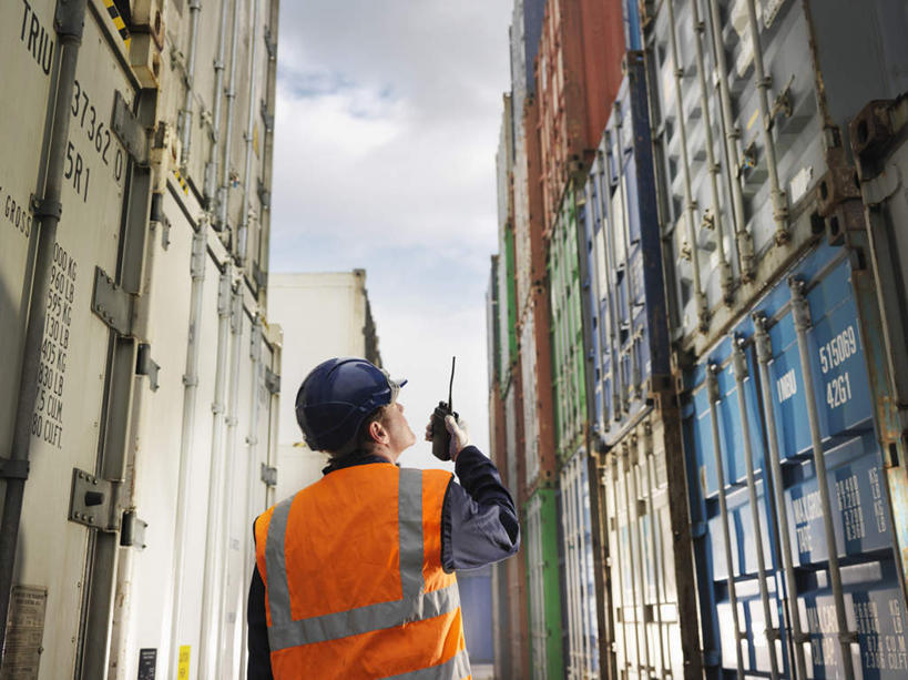 西方人,一个人,码头,站,说,横图,室外,白天,仰视,工作服,制服,通讯,港口,帽子,欧洲,欧洲人,仅一个男性,仅一个人,仅一个中年男性,一排,许多,握,阴影,朦胧,模糊,整齐,光线,头盔,影子,云,云朵,集装箱,很多,拿,移动,云彩,拿着,注视,通讯设备,货柜,排列,一个,蓝色,白云,蓝天,天空,阳光,安全帽,箱子,天,观察,看,站着,握着,运输,通信,晴朗,单个,观看,堆,对讲机,察看,队列,关注,物流,一顶,工作制服,交流,男人,男性,中年男性,白种人,晴空,沟通,讲话,交谈,说话,抬头,谈话,通话,仰头,站立,半身,彩图,低角度拍摄,工作套服,摆渡口,埠头,渡口,渡头,港湾,海港,货运码头,口岸,商港,安全服,反光背心,反光服,反光衣