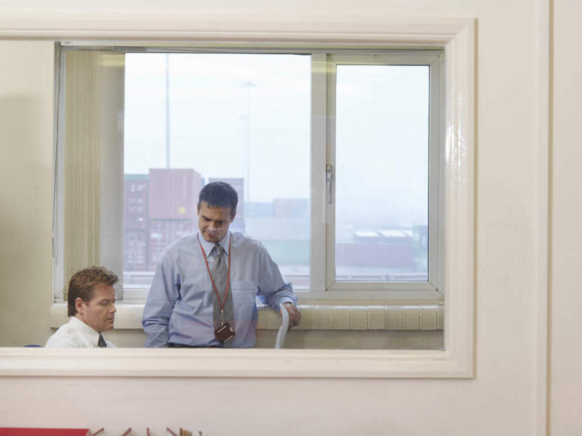 西方人,两个人,同事,商务人士,商务男性,站,坐,横图,室内,白天,正面,衬衫,成功,合作,团队,集体,信心,窗户,欧洲,欧洲人,握,套装,材料,档案,文件,墙,拿,拿着,注视,队伍,玻璃窗,墙壁,墙面,资料,低头,观察,看,站着,握着,观看,察看,领导,成就,关注,文档,商务装,合伙,领袖,工薪阶层,垂头,男人,男性,中年男性,白种人,白领,上班族,站立,坐着,半身,彩图,衬衣