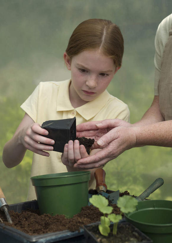 西方人,儿童,中年人,两个人,家庭,母亲,女儿,站,竖图,室外,白天,正面,纯洁,草地,草坪,植物,桌面,桌子,花盆,欧洲,欧洲人,握,阴影,服装,朦胧,模糊,光线,木制,影子,泥土,土壤,拿,拿着,注视,休闲装,草,树,树木,一个,小孩,衣服,绿色,阳光,自然,木制品,低头,观察,看,站着,休闲,温暖,温馨,母女,一家人,休闲服,可爱,母爱,童年,童趣,握着,服饰,生长,单个,成长,观看,和睦,察看,关注,童真,烂漫,无邪,垂头,天真,女孩,女人,女性,中年女性,白种人,孩子,站立,半身,彩图,融洽,女生