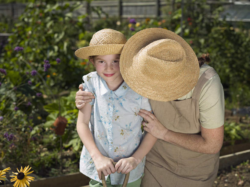 西方人,儿童,中年人,两个人,家庭,母亲,女儿,农田,站,笑,微笑,横图,俯视,室外,白天,爱情,幸福,纯洁,庄稼,农作物,草地,草坪,太阳,植物,向日葵,帽子,欧洲,欧洲人,两顶,一把,弯腰,握,阴影,服装,盛开,光线,草帽,铲子,影子,拿,花蕾,拿着,扭头,注视,休闲装,草,花,花瓣,花朵,鲜花,树,树木,小孩,衣服,绿色,阳光,自然,花苞,花蕊,观察,看,靠,靠着,站着,转头,休闲,温暖,温馨,母女,一家人,休闲服,可爱,母爱,童年,童趣,搭,握着,服饰,生长,成长,观看,和睦,察看,搭着,关注,光辉,童真,烂漫,无邪,沉默,忠诚,弯身,勇敢,投缘,爱慕,高傲,天真,朝阳花,葵花,望日莲,向阳花,转日莲,女孩,女人,女性,中年女性,白种人,孩子,站立,半身,彩图,高角度拍摄,耕地,庄稼田,融洽,女生