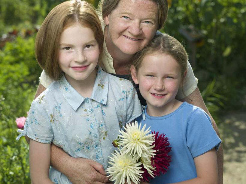 西方人,儿童,中年人,三个人,家庭,母亲,女儿,农田,站,抱,横图,室外,白天,正面,爱情,纯洁,庄稼,农作物,植物,道路,路,欧洲,欧洲人,弯腰,握,阴影,服装,朦胧,模糊,盛开,光线,影子,小路,交通,拿,花蕾,拿着,注视,休闲装,花,花瓣,花朵,鲜花,树,树木,小孩,衣服,绿色,阳光,自然,花苞,花蕊,观察,看,靠,靠着,站着,休闲,温暖,温馨,母女,一家人,休闲服,菊花,可爱,母爱,童年,童趣,握着,服饰,生长,成长,抱着,观看,吉祥,和睦,察看,搂着,关注,童真,烂漫,无邪,高洁,弯身,长寿,怀恋,清净,真情,寿客,秋菊,天真,女孩,女人,女性,中年女性,白种人,孩子,搂,搂抱,站立,半身,彩图,耕地,庄稼田,融洽,女生