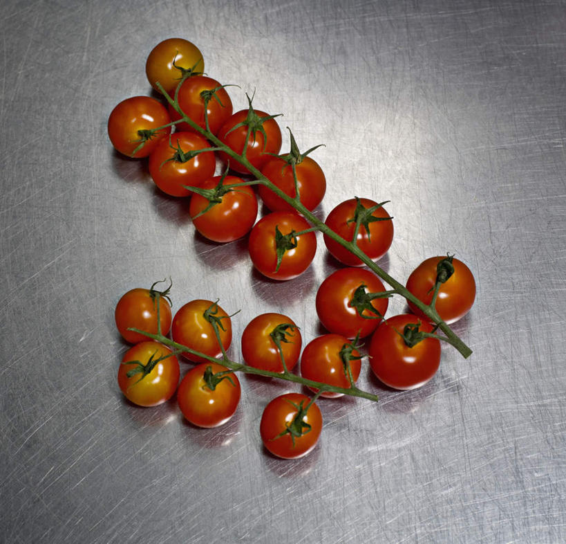 无人,横图,俯视,室内,特写,白天,桌面,桌子,蔬菜,西红柿,小番茄,一排,许多,新鲜,整齐,木制,食品,很多,食物,排列,木制品,摄影,有机食品,绿色食品,影棚,队列,小西红柿,樱桃小番茄,珍珠小番茄,樱桃番茄,圣女果,番茄,彩图,高角度拍摄,影棚拍摄,拍摄