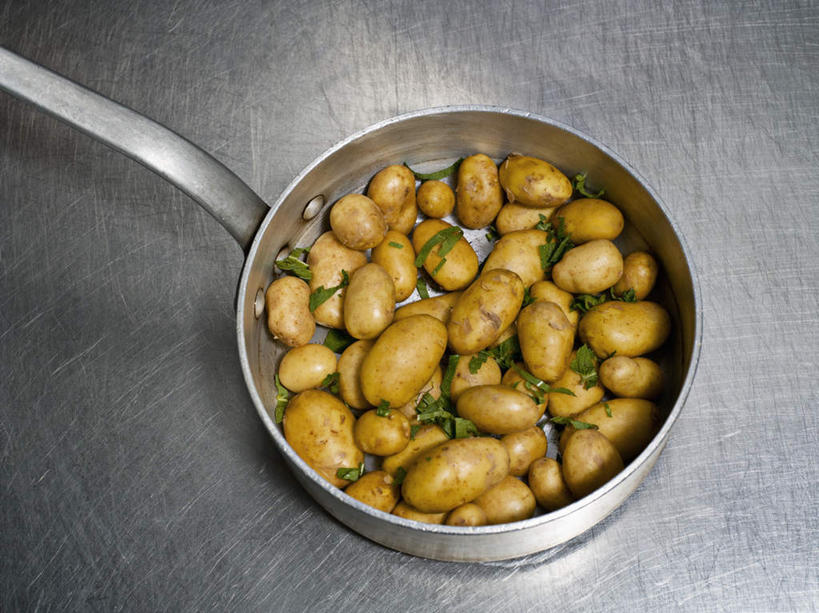 无人,横图,俯视,室内,特写,白天,烹饪,桌面,桌子,蔬菜,土豆,厨具,金属制品,一堆,许多,堆叠,堆积,新鲜,金属,木制,锅子,食品,很多,锅,食物,一个,木制品,摄影,有机食品,绿色食品,影棚,单个,锅具,堆,烹饪用具,馍馍蛋,烹调用具,洋芋,山药蛋,马铃薯,烹调,彩图,高角度拍摄,影棚拍摄,拍摄