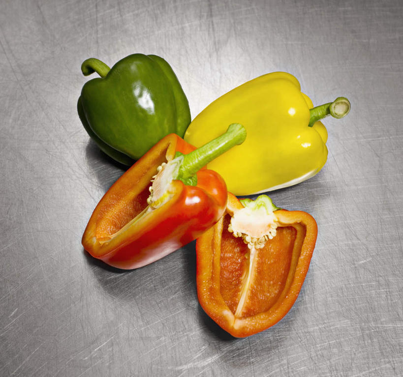 无人,横图,俯视,室内,特写,白天,桌面,桌子,辣椒,蔬菜,一堆,切开,堆叠,堆积,新鲜,木制,食品,食物,黄色,绿色,木制品,切,四个,橙色,摄影,有机食品,绿色食品,影棚,堆,剖面,彩椒,切面,辣角,红海椒,大椒,辣虎,广椒,甜椒,柿子椒,辣子,海椒,番椒,灯笼椒,彩图,高角度拍摄,影棚拍摄,拍摄