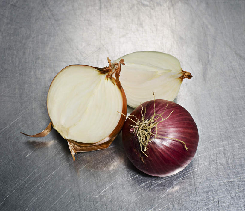 无人,横图,俯视,室内,特写,白天,桌面,桌子,蔬菜,洋葱,切开,新鲜,木制,食品,食物,三个,木制品,切,摄影,有机食品,绿色食品,影棚,玉葱,剖面,切面,圆葱,洋葱头,球葱,葱头,彩图,高角度拍摄,影棚拍摄,拍摄