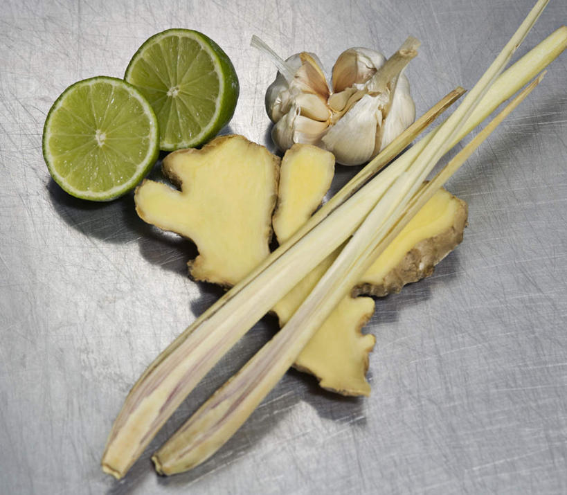 无人,横图,俯视,室内,特写,白天,桌面,桌子,姜,蔬菜,蒜,水果,切开,新鲜,木制,生食,食品,果实,蒜头,蔬果,食物,木制品,切,摄影,有机食品,绿色食品,影棚,止咳,剖面,切面,止痛,酸橙,解毒,代代,胡蒜,发汗,温肺,温胃,行气,止呕,百辣云,橙子,橙,生姜,老姜,大蒜,彩图,高角度拍摄,影棚拍摄,拍摄,散寒