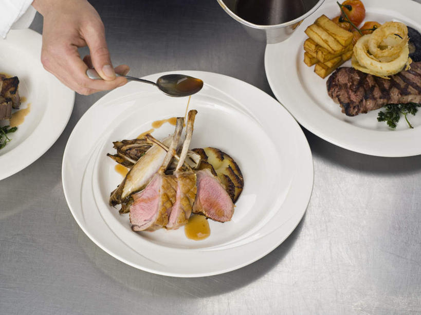 西方人,一个人,厨师,横图,俯视,室内,白天,烹饪,西餐,桌面,桌子,餐具,金属制品,欧洲,欧洲人,仅一个女性,仅一个人,握,粘稠,金属,木制,碟子,盘,勺子,调料,肉,羊排,料理,食品,糖,调味品,拿,调味料,拿着,羊肉,菜肴,美食,肉类,食物,三个,一个,白色,盘子,木制品,容器,调羹,碟,汤匙,碗,仅一个中年女性,西式,握着,佳肴,单个,储藏,糖浆,储存,下降,降落,肉食,黏稠,浓厚,降低,下跌,下落,女人,女性,中年女性,白种人,厨师长,厨子,大厨,主厨,半身,彩图,高角度拍摄,贮存