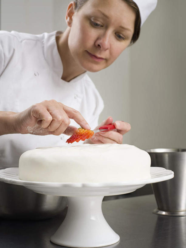 点心,西方人,一个人,厨师,站,竖图,室内,白天,正面,工作服,制服,下午茶,桌面,桌子,草莓,浆果,餐具,帽子,水果,金属制品,欧洲,欧洲人,仅一个女性,仅一个人,弯腰,握,新鲜,金属,木制,碟子,盘,墙,生食,食品,果实,拿,拿着,注视,墙壁,墙面,食物,糕点,红色,白色,盘子,木制品,容器,碟,碗,观察,看,站着,仅一个中年女性,握着,有机食品,绿色食品,观看,储藏,察看,储存,关注,厨师帽,弯身,一顶,工作制服,女人,女性,中年女性,白种人,厨师长,厨子,大厨,主厨,洋莓,水果皇后,红莓,地莓,站立,半身,彩图,工作套服,贮存,蛋糕