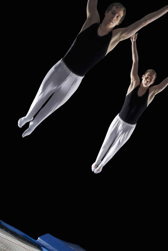 西方人,两个人,伙伴,朋友,运动员,跳,举,竖图,俯视,室内,白天,运动服,锻炼,友谊,运动,合作,团队,欧洲,欧洲人,黑色背景,服装,体操,毯子,半空,衣服,垫子,托,活力,战略,摄影,服饰,影棚,优美,衣着,穿着,体操服,自由体操,联合,合谋,衣饰,海绵垫,体操垫,配合,体育,协作,男人,男性,年轻男性,白种人,体育运动员,运动选手,举起,举手,举着,跳跃,向上举,向上伸,向上托,彩图,高角度拍摄,全身,影棚拍摄,健身,拍摄,半体服,运动装