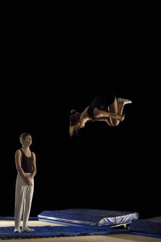 西方人,两个人,伙伴,朋友,运动员,站,跳,竖图,室内,白天,正面,运动服,锻炼,友谊,运动,合作,团队,欧洲,欧洲人,握,黑色背景,服装,体操,毯子,衣服,垫子,站着,活力,战略,握着,摄影,服饰,影棚,优美,衣着,穿着,下降,降落,体操服,自由体操,联合,合谋,衣饰,降低,下跌,下落,海绵垫,体操垫,配合,体育,协作,男人,男性,年轻男性,白种人,体育运动员,运动选手,跳跃,站立,彩图,全身,影棚拍摄,健身,拍摄,半体服,运动装