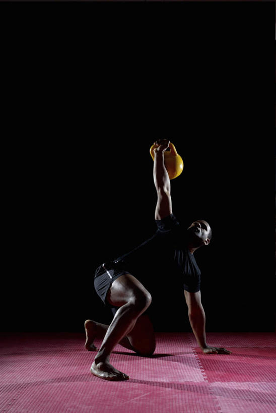 西方人,一个人,跪,举,竖图,室内,白天,正面,运动服,欧洲,欧洲人,仅一个男性,仅一个人,仅一个中年男性,撑,握,阴影,黑色背景,服装,反射,影子,拿,拿着,运动器械,一个,衣服,托,健身器械,握着,摄影,服饰,影棚,单个,撑着,衣着,穿着,健身器材,衣饰,铅球,男人,男性,中年男性,白种人,跪着,举起,举手,举着,向上举,向上伸,向上托,彩图,全身,影棚拍摄,拍摄,运动器材,运动装