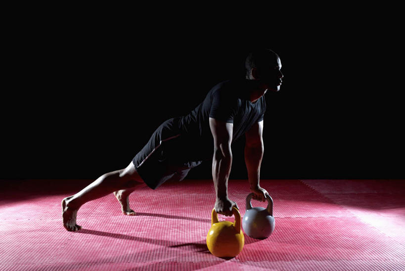 西方人,一个人,横图,室内,白天,正面,运动服,欧洲,欧洲人,仅一个男性,仅一个人,仅一个中年男性,撑,握,阴影,黑色背景,服装,反射,影子,拿,拿着,运动器械,衣服,趴着,健身器械,握着,摄影,服饰,影棚,张开双腿,撑着,衣着,穿着,健身器材,衣饰,展开双腿,铅球,男人,男性,中年男性,白种人,趴,彩图,全身,影棚拍摄,拍摄,运动器材,伸展双腿,运动装