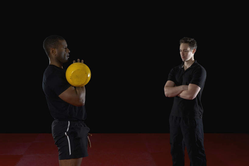 西方人,两个人,伙伴,朋友,站,双手交叉,横图,室内,白天,正面,运动服,友谊,欧洲,欧洲人,握,黑色背景,服装,拿,拿着,运动器械,一个,衣服,站着,健身器械,握着,摄影,服饰,影棚,单个,双手抱胸,衣着,穿着,健身器材,衣饰,友情,铅球,男人,男性,年轻男性,白种人,站立,半身,彩图,影棚拍摄,拍摄,运动器材,运动装