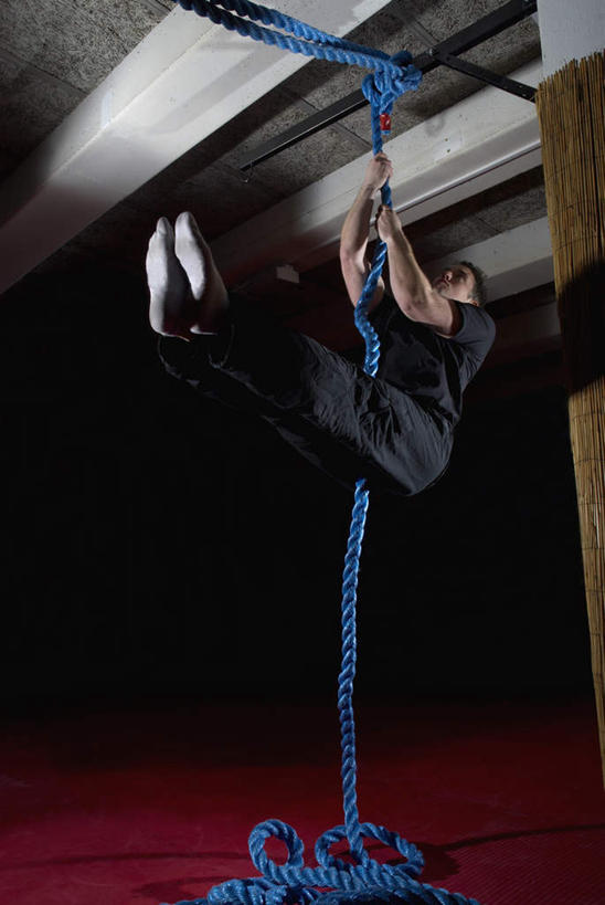 西方人,一个人,举,竖图,室内,白天,仰视,运动服,天花板,欧洲,欧洲人,仅一个男性,仅一个人,仅一个中年男性,一根,吊挂,握,悬挂,服装,挂,拿,拿着,衣服,蓝色,绳子,托,抬脚,握着,服饰,绳索,衣着,穿着,衣饰,男人,男性,中年男性,白种人,举起,举手,举着,向上举,向上伸,向上托,彩图,低角度拍摄,全身,运动装