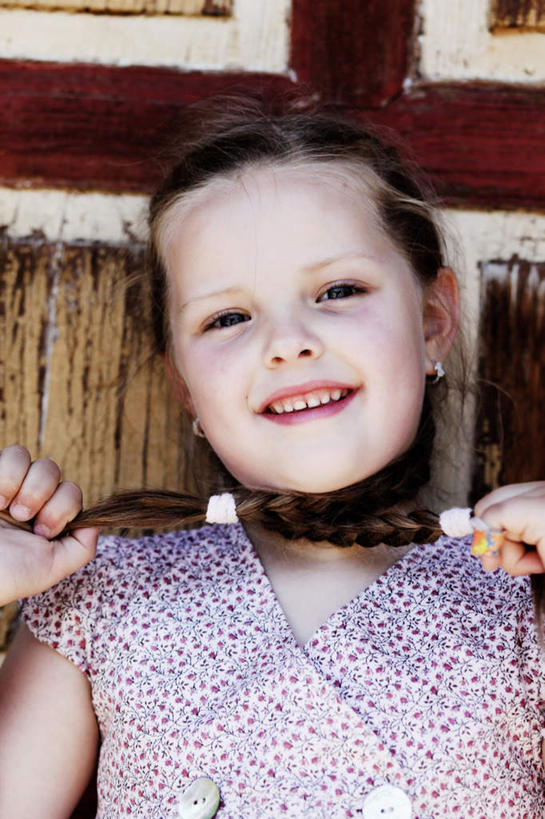 西方人,儿童,脸,头,脸颊,手,一个人,站,笑,微笑,露齿笑,竖图,室内,特写,白天,正面,纯洁,欧洲,欧洲人,双手,仅一个女性,仅一个人,一条,握,服装,装饰,头饰,墙,拿,拿着,注视,休闲装,肩膀,墙壁,墙面,小孩,衣服,发饰,观察,看,站着,仅一个小孩,休闲,手部,休闲服,可爱,童年,童趣,握着,服饰,观看,华丽,修饰,点缀,察看,关注,头绳,童真,烂漫,无邪,衬托,美观,雅致,雅观,天真,女孩,女人,女性,白种人,孩子,头部,脸部,脸蛋,面部,站立,半身,彩图,发绳,女生