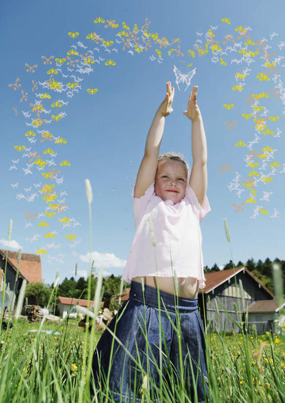 西方人,儿童,一个人,家,站,举,竖图,室外,白天,仰视,纯洁,草地,草坪,植物,欧洲,欧洲人,仅一个女性,仅一个人,握,阴影,服装,盛开,光线,影子,房屋,屋子,云,云朵,拿,花蕾,云彩,拿着,休闲装,楼房,住宅,草,花,花瓣,花朵,鲜花,树,树木,小孩,衣服,黄色,蓝色,绿色,白云,蓝天,天空,阳光,自然,天,花苞,花蕊,托,站着,仅一个小孩,休闲,休闲服,可爱,童年,童趣,握着,服饰,生长,晴朗,成长,下降,降落,童真,烂漫,无邪,降低,下跌,下落,天真,女孩,女人,女性,白种人,孩子,晴空,举起,举手,举着,向上举,向上伸,向上托,站立,半身,彩图,低角度拍摄,房子,女生