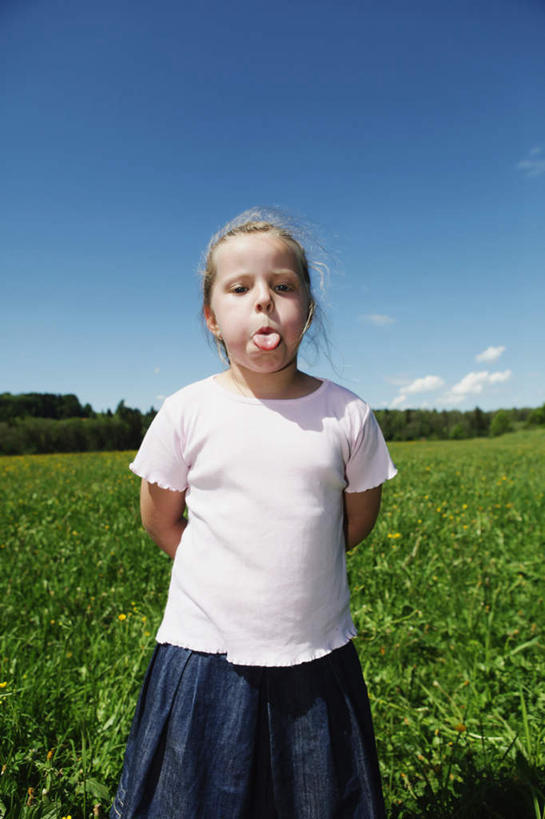 西方人,儿童,嘴,一个人,站,竖图,室外,白天,正面,纯洁,草地,草坪,山,山脉,植物,欧洲,欧洲人,仅一个女性,仅一个人,阴影,服装,光线,影子,山峰,云,云朵,山峦,云彩,注视,休闲装,草,树,树木,小孩,衣服,蓝色,绿色,白云,蓝天,天空,阳光,自然,群山,天,嘟嘴,观察,看,站着,仅一个小孩,休闲,休闲服,撅嘴,可爱,童年,童趣,服饰,生长,晴朗,成长,观看,察看,关注,童真,烂漫,无邪,背手,天真,女孩,女人,女性,白种人,孩子,嘴巴,嘴唇,晴空,站立,半身,彩图,女生