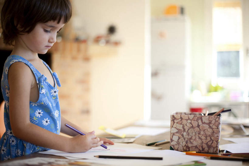 西方人,一个人,站,笑,微笑,露齿笑,横图,室内,白天,侧面,纯洁,窗户,桌面,桌子,欧洲,欧洲人,仅一个年轻女性,仅一个女性,仅一个人,握,服装,朦胧,模糊,木制,笔,纸,墙,办公用品,拿,拿着,注视,休闲装,玻璃窗,墙壁,墙面,文具,衣服,木制品,铅笔,学习用品,低头,观察,看,站着,休闲,休闲服,可爱,童年,童趣,握着,服饰,观看,文具用品,察看,关注,童真,烂漫,无邪,垂头,天真,年轻女性,女人,女性,白种人,站立,半身,彩图