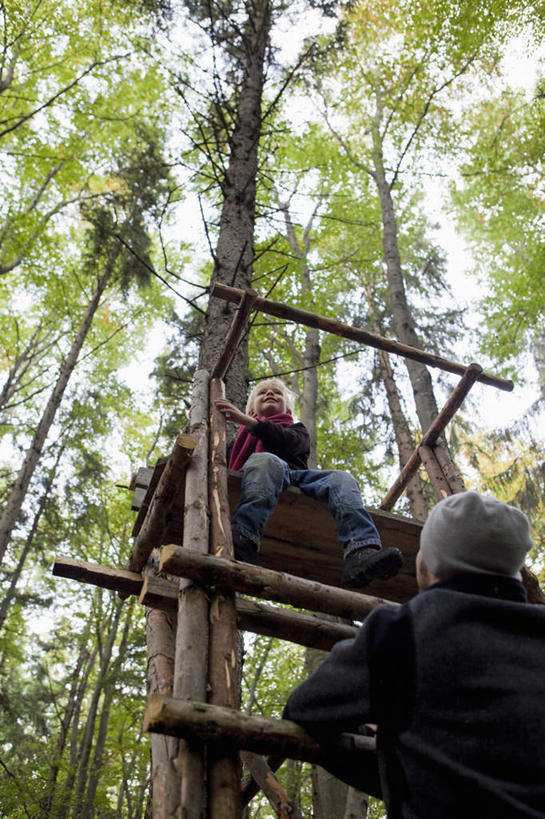 西方人,儿童,中年人,两个人,家庭,父亲,儿子,站,攀登,竖图,室外,白天,仰视,纯洁,树林,植物,帽子,欧洲,欧洲人,握,阴影,服装,光线,梯子,影子,阶梯,木梯,树桩,拿,拿着,注视,休闲装,树,树干,树木,小孩,衣服,绿色,阳光,自然,观察,看,站着,休闲,温暖,温馨,父子,一家人,休闲服,爬,木桩,父爱,可爱,童年,童趣,握着,服饰,生长,成长,观看,上升,和睦,察看,关注,童真,烂漫,无邪,编织帽,登高,天真,男孩,男人,男性,中年男性,白种人,孩子,攀爬,抬头,仰头,站立,半身,彩图,低角度拍摄,融洽,男生