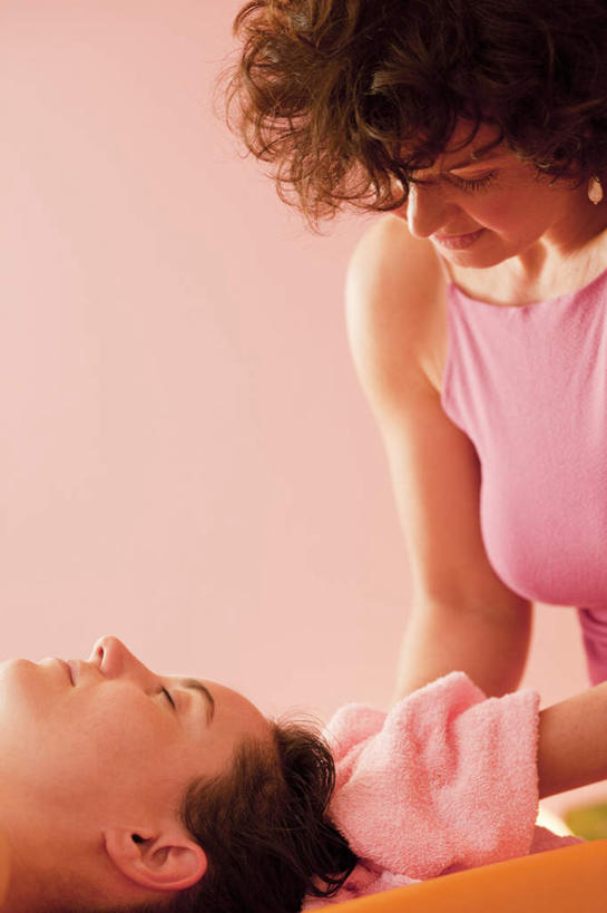 西方人,两个人,按摩师,站,躺,竖图,室内,白天,正面,床,欧洲,欧洲人,擦,抚摸,握,服装,纺织物,墙,床单,拿,拿着,注视,休闲装,被子,墙壁,墙面,衣服,毛巾,观察,看,清洁,站着,休闲,休闲服,擦拭,握着,服饰,观看,保暖,察看,被单,关注,透气,按摩床,防水,储水,耐磨,吸水,揩擦,拭,卧着,女人,女性,中年女性,白种人,技师,躺着,卧,站立,半身,彩图,搓背床,理疗床,美容床,指压床,轻抚