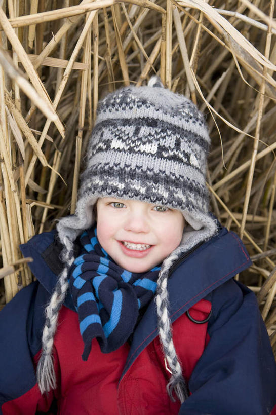 西方人,儿童,一个人,躺,笑,微笑,露齿笑,竖图,俯视,室外,白天,纯洁,帽子,欧洲,欧洲人,仅一个男性,仅一个人,服装,装饰,干草,注视,小孩,衣服,围巾,草垛,观察,看,仅一个小孩,温暖,可爱,童年,童趣,服饰,围脖,观看,保暖,华丽,点缀,察看,御寒,关注,滑雪服,童真,烂漫,无邪,衬托,美观,雅致,雅观,棉帽,干草垛,竞技服,旅游服,卧着,冬装,天真,男孩,男人,男性,白种人,孩子,躺着,卧,半身,彩图,高角度拍摄,男生