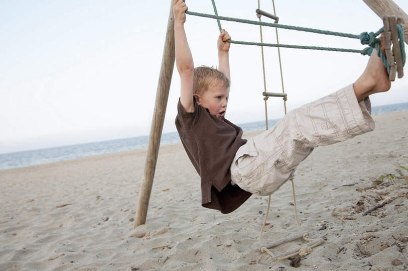 西方人,儿童,一个人,拉,攀登,横图,室外,白天,侧面,游戏,纯洁,海浪,海洋,金属制品,欧洲,欧洲人,仅一个男性,仅一个人,吊挂,悬挂,摇摆,服装,金属,梯子,阶梯,浪花,水平线,辽阔,海平线,挂,玩,注视,休闲装,娱乐,踩,小孩,衣服,蓝色,蓝天,天空,海水,绳子,秋千,天,踩着,荡秋千,观察,看,仅一个小孩,休闲,广阔,休闲服,爬,可爱,童年,童趣,服饰,晴朗,观看,活动,上升,一望无际,绳索,察看,关注,摇晃,海景,童真,烂漫,无邪,万里无云,登高,无边无际,一马平川,天真,男孩,男人,男性,白种人,孩子,大海,风浪,海,海水的波动,近岸浪,涌浪,晴空,晴空万里,攀爬,玩耍,嬉戏,彩图,全身,水天相接,水天一线,男生