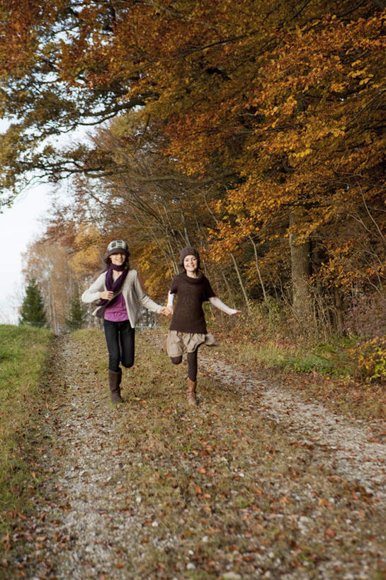 西方人,儿童,两个人,伙伴,朋友,跑,握手,竖图,室外,白天,正面,锻炼,友谊,运动,道路,路,叶子,欧洲,欧洲人,牵,服装,小路,枫叶,枯叶,落叶,交通,注视,休闲装,小孩,衣服,黄色,红色,观察,看,休闲,休闲服,服饰,乡间小路,观看,牵着,枫树叶,察看,关注,体育,友情,女孩,女人,女性,白种人,叶,叶片,搀手,拉手,跑步,手拉手,手握手,彩图,全身,健身,女生