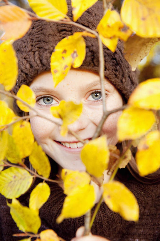 西方人,儿童,脸,头,脸颊,一个人,笑,微笑,露齿笑,竖图,室外,特写,白天,正面,毛衣,纯洁,帽子,叶子,欧洲,欧洲人,仅一个女性,仅一个人,握,枯叶,落叶,拿,拿着,注视,小孩,观察,看,仅一个小孩,可爱,童年,童趣,握着,遮,遮掩,观看,察看,掩盖,遮挡,关注,线衫,童真,烂漫,无邪,遮盖,棉帽,掩饰,天真,女孩,女人,女性,白种人,孩子,头部,脸部,脸蛋,面部,叶,叶片,半身,彩图,绒衣,套衫,套头毛衣,线衣,女生