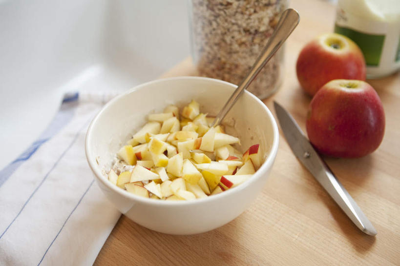 无人,横图,俯视,室内,特写,白天,早餐,餐桌,桌子,苹果,水果,新鲜,纺织物,勺子,陶瓷,谷物,生食,食品,果实,陶瓷制品,美食,饮食,食物,两个,容器,调羹,毛巾,汤匙,碗,清洁,保健,有机食品,绿色食品,餐台,储藏,保暖,麦片,储存,透气,防水,储水,耐磨,吸水,彩图,高角度拍摄,贮存