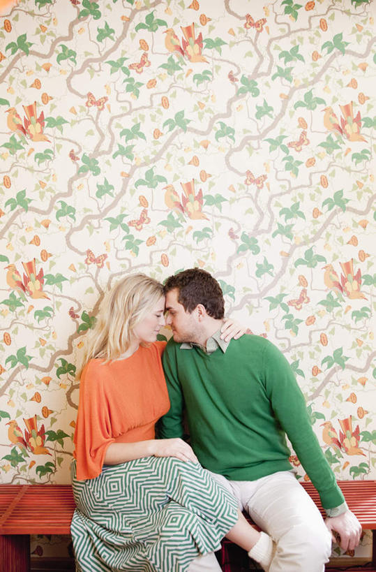 西方人,两个人,家庭,夫妻,坐,吻,竖图,室内,白天,正面,爱情,壁纸,椅子,欧洲,欧洲人,服装,墙,浪漫,注视,休闲装,墙壁,墙面,衣服,观察,看,休闲,温暖,温馨,一家人,休闲服,恩爱,恋人,服饰,观看,和睦,察看,关注,男人,男性,年轻男性,年轻女性,女人,女性,白种人,年轻人,夫妇,情侣,墙纸,亲,亲吻,坐着,半身,彩图,伴侣,融洽