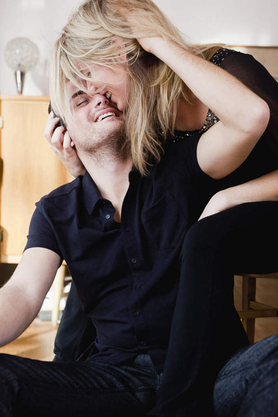 西方人,两个人,家庭,夫妻,客厅,坐,抱,吻,竖图,室内,白天,正面,爱情,地板,沙发,欧洲,欧洲人,服装,地面,浪漫,注视,休闲装,木地板,衣服,观察,看,休闲,温暖,温馨,一家人,休闲服,恩爱,恋人,服饰,抱着,观看,和睦,察看,起居室,搂着,关注,布艺沙发,客堂,男人,男性,年轻男性,年轻女性,女人,女性,白种人,年轻人,夫妇,情侣,搂,搂抱,亲,亲吻,坐着,半身,彩图,伴侣,融洽