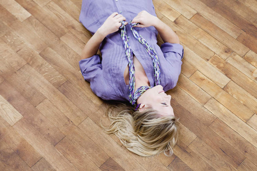 西方人,一个人,躺,闭眼,横图,俯视,室内,白天,地板,欧洲,欧洲人,仅一个年轻女性,仅一个女性,仅一个人,服装,装饰,地面,休闲装,木地板,衣服,围巾,休闲,温暖,休闲服,服饰,围脖,保暖,华丽,点缀,御寒,衬托,美观,雅致,雅观,卧着,年轻女性,女人,女性,白种人,闭眼睛,闭着眼,闭着眼睛,躺着,卧,半身,彩图,高角度拍摄