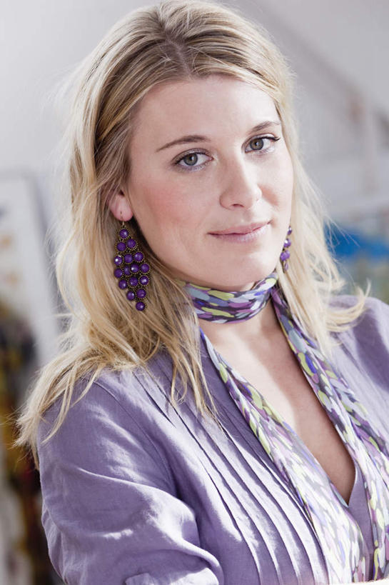 西方人,一个人,笑,微笑,竖图,室内,白天,正面,欧洲,欧洲人,仅一个年轻女性,仅一个女性,仅一个人,服装,装饰,墙,注视,休闲装,墙壁,墙面,衣服,围巾,观察,看,休闲,温暖,休闲服,服饰,围脖,观看,保暖,华丽,点缀,察看,御寒,关注,衬托,美观,雅致,雅观,年轻女性,女人,女性,白种人,半身,彩图