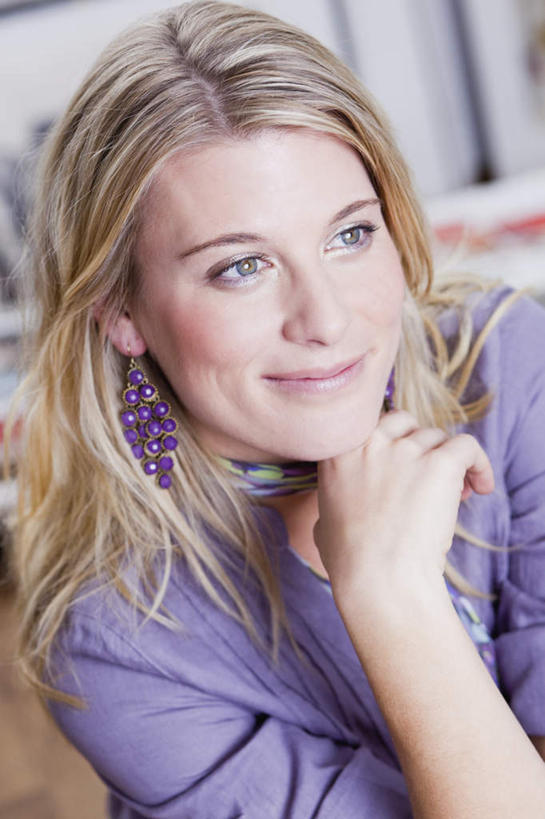 西方人,一个人,笑,微笑,竖图,室内,白天,正面,欧洲,欧洲人,仅一个年轻女性,仅一个女性,仅一个人,撑,服装,朦胧,模糊,装饰,墙,托腮,注视,休闲装,墙壁,墙面,衣服,围巾,观察,看,托,休闲,温暖,休闲服,服饰,围脖,观看,保暖,华丽,点缀,察看,御寒,关注,托下巴,衬托,美观,雅致,雅观,年轻女性,女人,女性,白种人,半身,彩图