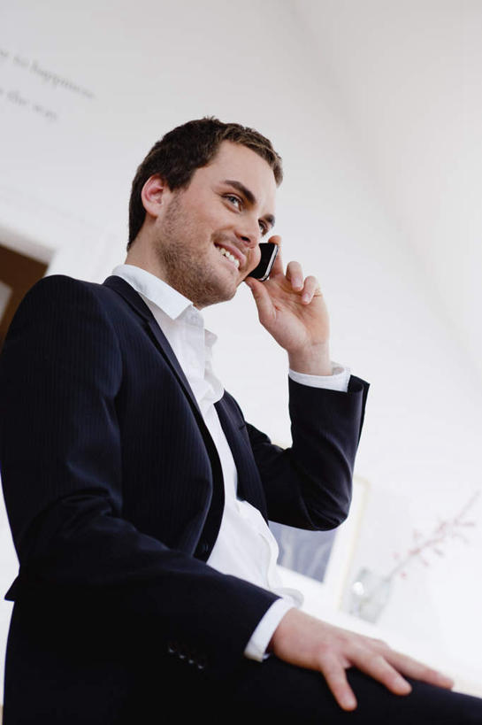 西方人,一个人,坐,笑,打电话,微笑,竖图,室内,白天,仰视,西装,天花板,电话,手机,欧洲,欧洲人,仅一个男性,仅一个人,握,套装,正装,墙,拿,拿着,注视,职业装,通讯设备,壁画,墙壁,墙面,仅一个年轻男性,观察,看,握着,观看,察看,关注,挂画,交流,男人,男性,年轻男性,白种人,沟通,通话,坐着,半身,彩图,低角度拍摄