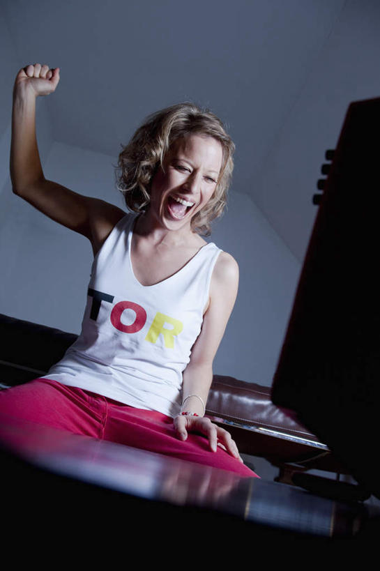 西方人,拳,一个人,客厅,坐,举,笑,微笑,露齿笑,竖图,室内,白天,正面,靠垫,沙发,桌面,桌子,电视,欧洲,欧洲人,仅一个女性,仅一个人,握,服装,木制,墙,靠枕,注视,休闲装,墙壁,墙面,衣服,木制品,垫子,枕头,观察,看,托,仅一个中年女性,休闲,休闲服,搭,握着,服饰,观看,一台,察看,起居室,搭着,关注,彩电,布艺沙发,彩色电视机,显像管屏,显像管屏幕,客堂,女人,女性,中年女性,白种人,拳头,电视机,举起,举手,举着,向上举,向上伸,向上托,坐着,半身,彩图