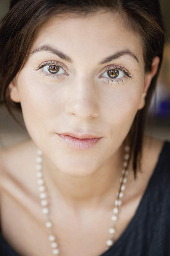 西方人,脸,头,脸颊,头发,一个人,笑,微笑,竖图,室内,特写,白天,正面,项链,欧洲,欧洲人,仅一个女性,仅一个人,服装,朦胧,模糊,墙,棕色,注视,休闲装,肩膀,墙壁,墙面,装饰品,衣服,灰色,饰品,首饰,观察,看,仅一个中年女性,休闲,休闲服,服饰,观看,察看,关注,女人,女性,中年女性,白种人,头部,长发,直发,脸部,脸蛋,面部,半身,彩图