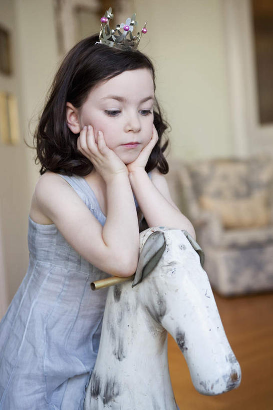 西方人,儿童,一个人,坐,竖图,室内,白天,正面,化妆,美容,游戏,快乐,纯洁,地板,镜子,桌面,桌子,玩具,欧洲,欧洲人,仅一个女性,仅一个人,撑,服装,朦胧,模糊,反射,木制,墙,地面,玩,托腮,注视,休闲装,娱乐,木地板,墙壁,墙面,一个,小孩,衣服,化妆镜,木制品,低头,观察,看,托,仅一个小孩,休闲,休闲服,可爱,童年,童趣,服饰,单个,观看,活动,镜像,察看,撑着,镜面,发泄,关注,消遣,智力,木马,托下巴,童真,烂漫,无邪,光学,宣泄,垂头,天真,女孩,女人,女性,白种人,孩子,玩耍,嬉戏,坐着,半身,彩图,女生