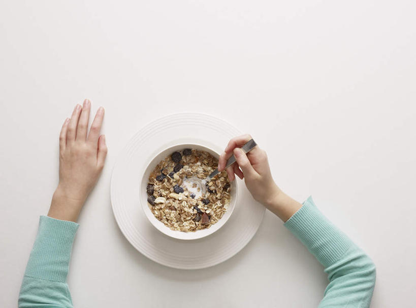 西方人,儿童,手,一个人,横图,俯视,室内,特写,白天,白色背景,早餐,纯洁,桌面,桌子,餐具,欧洲,欧洲人,双手,仅一个女性,仅一个人,握,服装,木制,碟子,盘,勺子,陶瓷,谷物,食品,陶瓷制品,拿,拿着,休闲装,美食,饮食,一个,小孩,衣服,绿色,盘子,木制品,容器,调羹,碟,汤匙,碗,仅一个小孩,休闲,手部,休闲服,可爱,童年,童趣,搭,握着,保健,摄影,服饰,影棚,单个,储藏,麦片,储存,搭着,童真,烂漫,无邪,天真,女孩,女人,女性,白种人,孩子,半身,彩图,高角度拍摄,影棚拍摄,拍摄,贮存,女生