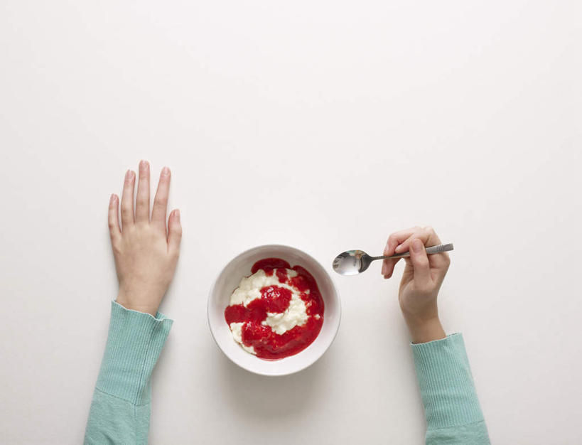 西方人,儿童,手,一个人,横图,俯视,室内,特写,白天,白色背景,纯洁,桌面,桌子,欧洲,欧洲人,双手,仅一个女性,仅一个人,握,服装,木制,勺子,陶瓷,冰激凌,陶瓷制品,清凉,拿,拿着,休闲装,一个,小孩,衣服,绿色,白色,木制品,容器,调羹,汤匙,碗,冷饮,仅一个小孩,休闲,舒服,手部,休闲服,冰淇淋,可爱,童年,童趣,搭,握着,摄影,服饰,影棚,单个,储藏,解暑,储存,搭着,解渴,雪糕,童真,烂漫,无邪,舒爽,冰糕,消暑,天真,女孩,女人,女性,白种人,孩子,半身,彩图,高角度拍摄,影棚拍摄,拍摄,贮存,女生