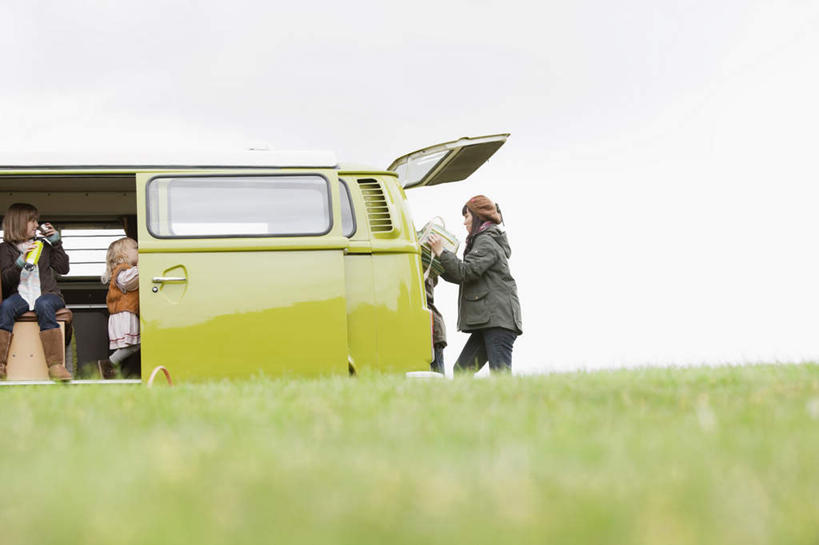 西方人,儿童,中年人,老年人,夫妻,母亲,父亲,女儿,祖母,祖父,三代同堂,站,横图,室外,白天,仰视,爱情,纯洁,草地,草坪,植物,帽子,欧洲,欧洲人,一辆,阴影,服装,朦胧,模糊,光线,影子,地平线,辽阔,地面,许多人,浪漫,注视,休闲装,祖孙三代,车,草,小孩,衣服,绿色,天空,阳光,交通工具,天,观察,看,站着,一群人,休闲,广阔,温暖,温馨,父女,母女,休闲服,恩爱,父爱,可爱,母爱,童年,童趣,恋人,服饰,晴朗,奶奶,爷爷,观看,祖孙,一望无际,和睦,察看,关注,载具,延伸,露营,野营,童真,烂漫,无邪,房车,外婆,外孙女,外祖母,外公,外祖父,外孙,万里无云,宿营,天地相交,外孙子,无边帽,无边无际,一马平川,露营车,天真,老年男性,老年女性,男孩,男人,男性,女孩,女人,女性,中年男性,中年女性,白种人,孩子,夫妇,情侣,全家福,孙女,孙子,晴空,晴空万里,站立,半身,彩图,低角度拍摄,伴侣,融洽,男生,女生,爸爸,多代同堂,妈妈