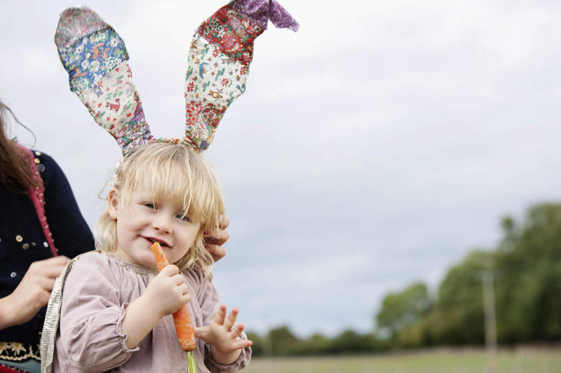 西方人,儿童,两个人,家庭,站,横图,室外,白天,正面,纯洁,草地,草坪,植物,哺乳动物,萝卜,胡萝卜,蔬菜,欧洲,欧洲人,握,咬,阴影,服装,朦胧,模糊,新鲜,装饰,光线,兔子,头饰,影子,云,云朵,食品,拿,云彩,拿着,扭头,注视,休闲装,草,树,树木,食物,一个,小孩,衣服,蓝色,绿色,白云,蓝天,天空,阳光,自然,动物,发箍,发饰,饰品,天,观察,看,站着,转头,休闲,温暖,温馨,一家人,休闲服,可爱,童年,童趣,搭,握着,服饰,有机食品,绿色食品,生长,晴朗,单个,成长,头箍,观看,华丽,修饰,兔,点缀,咬着,和睦,察看,搭着,关注,发卡,童真,烂漫,无邪,配饰,衬托,美观,雅致,雅观,天真,女孩,女人,女性,白种人,晴空,红萝卜,甘荀,站立,半身,彩图,融洽,女生