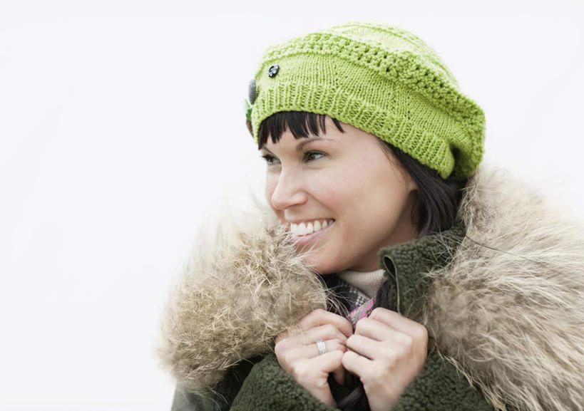 西方人,脸,头,脸颊,手,一个人,站,笑,微笑,露齿笑,横图,室内,特写,白天,白色背景,正面,帽子,欧洲,欧洲人,双手,仅一个女性,仅一个人,握,服装,拿,拿着,扭头,注视,肩膀,衣服,绿色,观察,看,站着,转头,仅一个中年女性,温暖,手部,握着,摄影,服饰,影棚,观看,羽绒服,保暖,察看,御寒,关注,一顶,编织帽,冬装,女人,女性,中年女性,白种人,头部,脸部,脸蛋,面部,站立,半身,彩图,影棚拍摄,拍摄