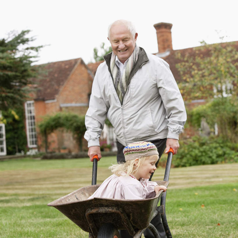 西方人,儿童,老年人,两个人,家庭,祖父,家,站,坐,方图,室外,白天,正面,纯洁,草地,草坪,植物,帽子,欧洲,欧洲人,一辆,握,阴影,服装,光线,影子,房屋,屋子,拿,拿着,扭头,注视,休闲装,楼房,住宅,车,草,树,树木,小孩,衣服,绿色,天空,阳光,自然,手推车,交通工具,天,低头,观察,看,站着,转头,休闲,温暖,温馨,一家人,休闲服,可爱,童年,童趣,握着,服饰,独轮车,生长,晴朗,爷爷,成长,观看,祖孙,和睦,察看,关注,载具,童真,烂漫,无邪,外孙女,外公,外祖父,万里无云,无边帽,一顶,垂头,天真,老年男性,男人,男性,女孩,白种人,孩子,孙女,晴空,晴空万里,站立,坐着,半身,彩图,房子,融洽,女生