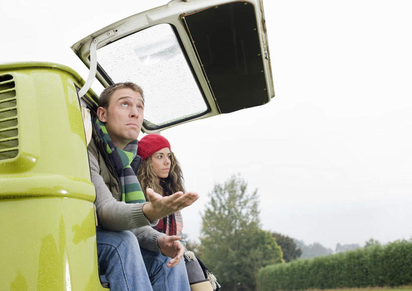 西方人,两个人,坐,横图,室外,白天,仰视,爱情,植物,帽子,欧洲,欧洲人,一辆,一条,撑,阴影,服装,裤子,装饰,光线,影子,浪漫,注视,牛仔裤,休闲装,车,树,树木,衣服,绿色,天空,阳光,自然,围巾,交通工具,天,观察,看,休闲,温暖,温馨,休闲服,恩爱,搭,恋人,服饰,生长,晴朗,成长,围脖,观看,保暖,华丽,点缀,和睦,察看,撑着,御寒,搭着,关注,载具,露营,野营,房车,万里无云,宿营,无边帽,衬托,美观,雅致,雅观,一顶,露营车,男人,男性,年轻男性,年轻女性,女人,女性,白种人,情侣,晴空,晴空万里,坐着,半身,彩图,低角度拍摄,伴侣,融洽